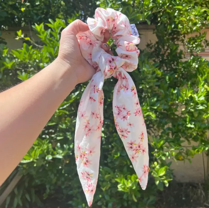 Scrunchie con Pañuelo Rosado de Flores